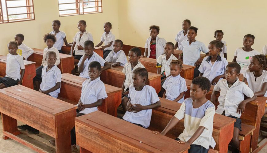 Photo illustration d'une salle de classe au CS Denis Tshilombo.