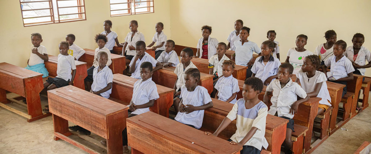 Photo illustration d'une salle de classe au CS Denis Tshilombo.