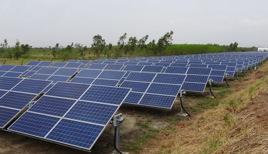 Photo illustration d'un champ de panneaux photovoltaïques.